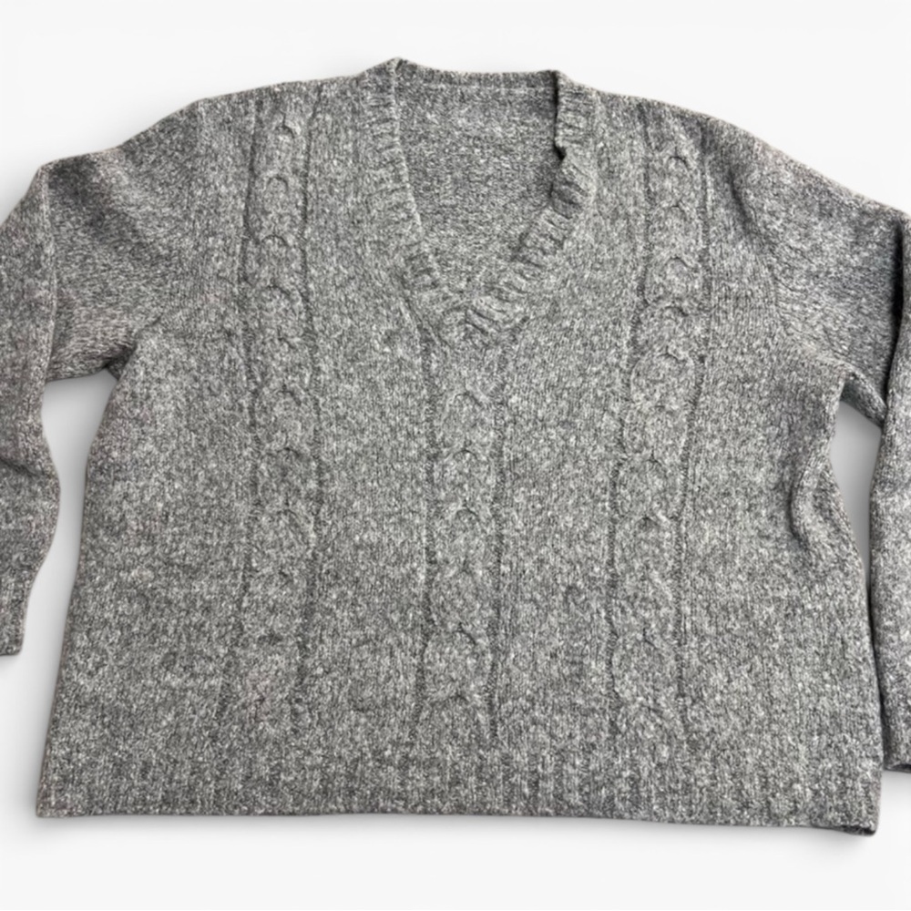 Women’s Gray Cable Knit V-Neck Sweater Size Large Cozy Chunky Knit Pullover